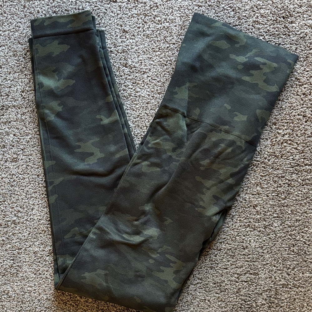 SPANX Olive green Camouflage compression Leggings women’s sz L